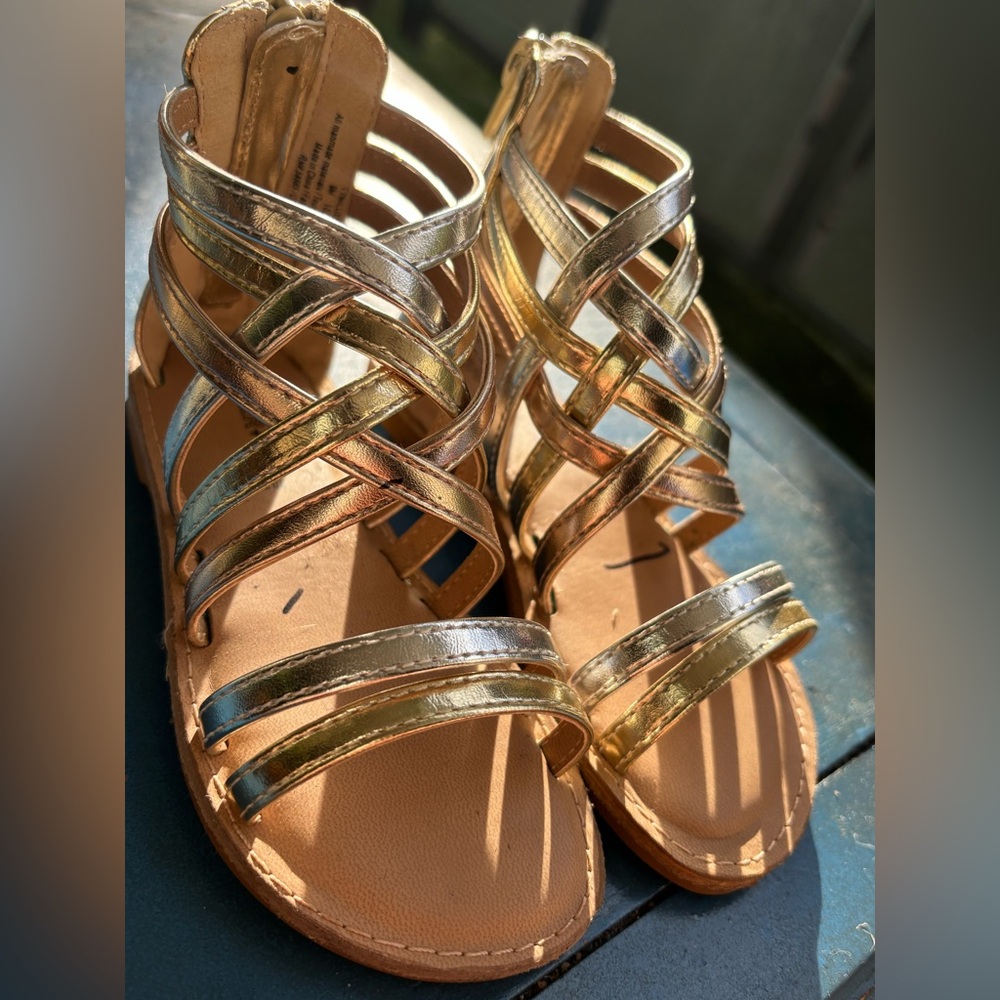 TUCKER + TATE NWOT Golden Strappy Gladiator Sandals Size 8.5 Kids 6in Long Sole